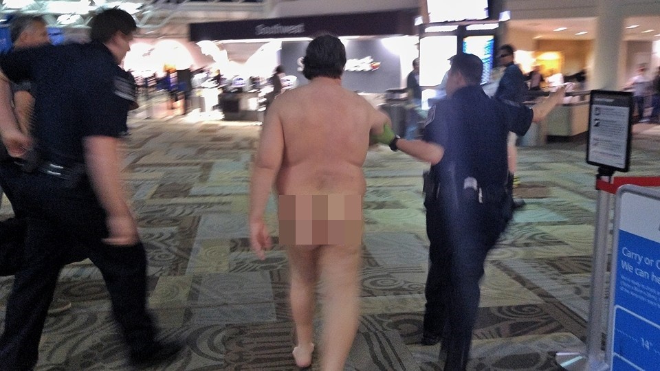 Etats-Unis : un homme se rend nu à l'aéroport et patiente au bureau d'enregistrement (PHOTOS)