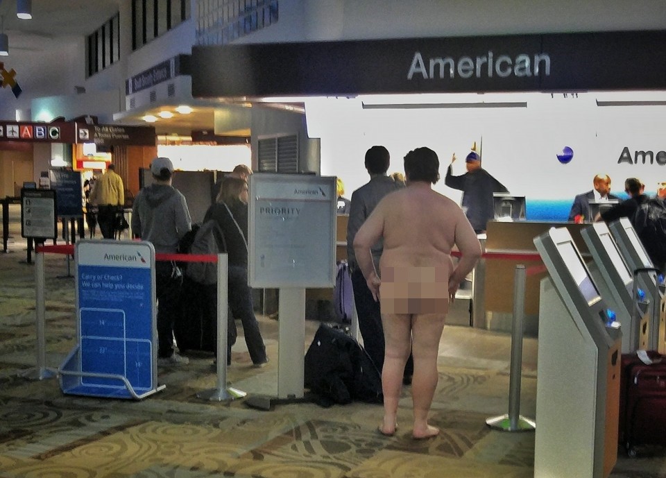 Etats-Unis : un homme se rend nu à l'aéroport et patiente au bureau d'enregistrement (PHOTOS)