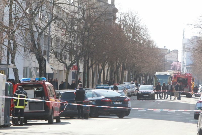 Bordeaux Lhomme Armé Retranché à Son Domicile En Plein Centre Ville Finalement évacué — Rt En