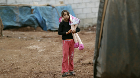 Une enfant syrienne près de la frontière turque 