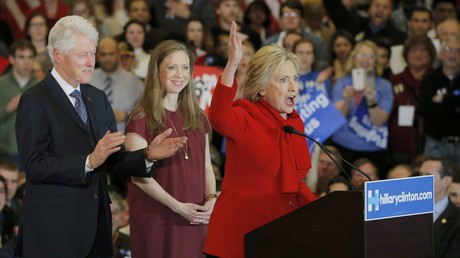 L'ex-président des Etats-Unis Bill Clinton applaudit à son épouse, candidate aux primaires du parti démocrate Hillary Clinton