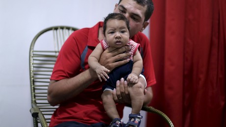 Un enfant victime d’une micro-encéphalite provoquée par le virus zika