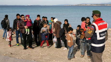 Des migrants voulant se rendre en Grèce sur une plage turque le 1er décembre 2015