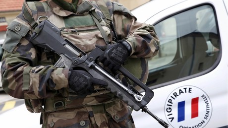 Photo d'archives montrant un légionnaire français en patrouille, tenant son fusil d'assaut Famas dans le cadre du dispositif 