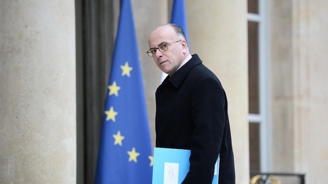 Bernard Cazeneuve face au dilemme du contrôle des frontières extérieures de Schengen