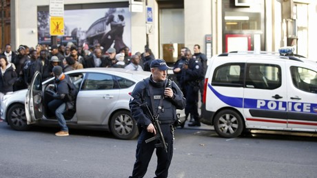 Un policier armé sécurise la rue après qu’un homme a été abattu à l’extérieur du commissariat dans le 18ème arrondissement de Paris, le 7 janvier 2016