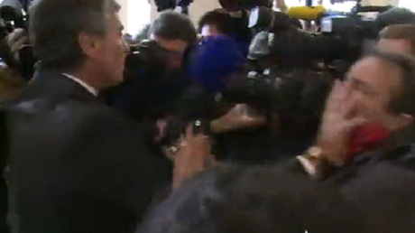 Un Jérôme Cahuzac sur les nerfs violente un journaliste à son arrivée au tribunal (VIDEO)