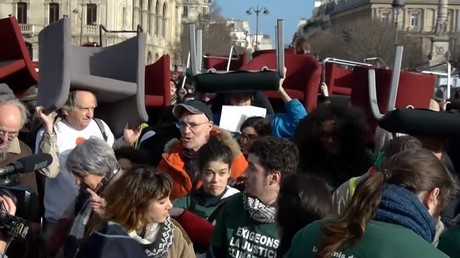 Manifestation symbolique des «faucheurs de chaises» contre l'évasion fiscale 