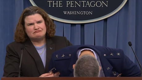 Un général américain s'évanouit en pleine conférence de presse...est-ce vraiment drôle ? (VIDEO)