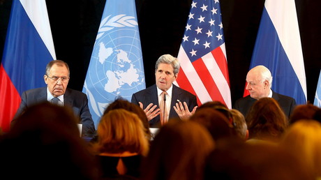 Le ministre russe des Affaires étrangères Sergueï Lavrov, en compagnie de son homologue américain John Kerry lors d'une conférence de presse à l'issue de la réunion de Munich ce vendredi 12 février