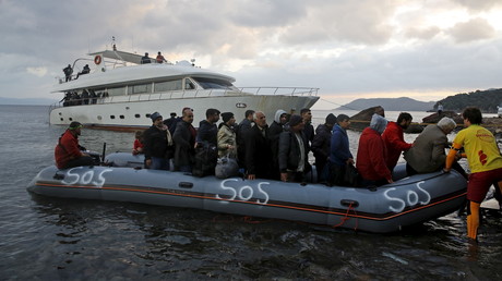 Des réfugiés débarquent en Grèce 
