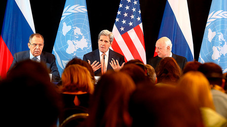 Le ministre russe des Affaires étrangères Sergeï Lavrov, le secrétaire d'Etat américain John Kerry et l’envoyé spécial de l'ONU pour la Syrie, Staffan de Mistura
