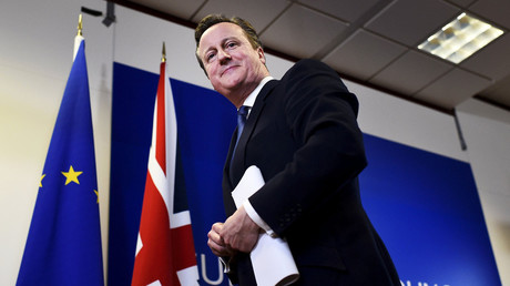 Le Premier ministre britannique David Cameron sourit à la fin du sommet des chefs d'Etat de l'Union Européenne à Bruxelles, le 19 février 2016.