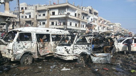 Bus endommagés sur le lieu de l’attaque terroriste dans la ville de Homs tenue par le gouvernement syrien, le 21 février, en Syrie.