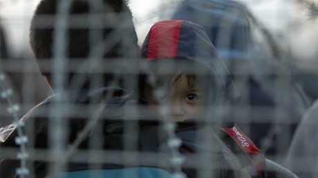 Des migrants à la frontière entre la Grèce et la Macédoine