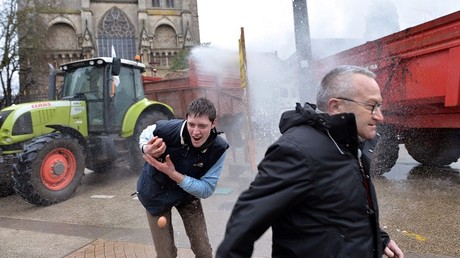 Une manifestation d’agriculteurs en colère dispersée à la lance à eau et aux fumigènes au Mans 