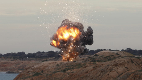 Un missile explose près de la capitale libyenne Tripoli, le 11 Décembre 2011
