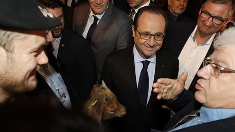 En pleine crise, François Hollande sous le feu des agriculteurs en colère au Salon de Paris (VIDEO)