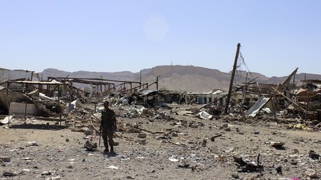 En 2015, un homme se tient sur un marché de la ville de Sanaa, complètement détruit par l'aviation saoudienne