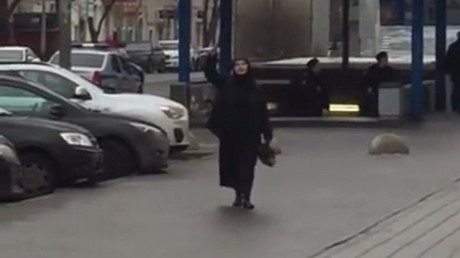 Une femme brandissant la tête d’un enfant devant une station de métro de Moscou est arrêtée (VIDEO)