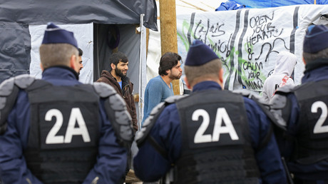 Des forces de l'ordre dans le camp de Calais 
