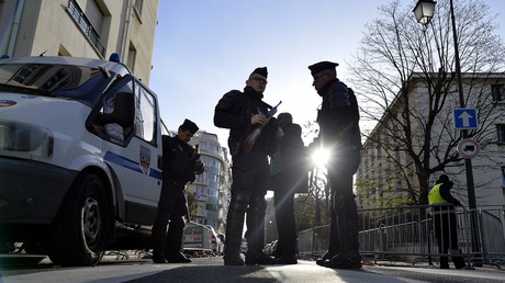 Une jeune fille essaie de partir en  Syrie après avoir suivi un processus de déradicalisation