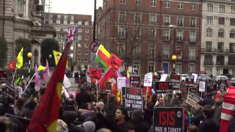 Des partisans pro-kurdes manifestent à Londres