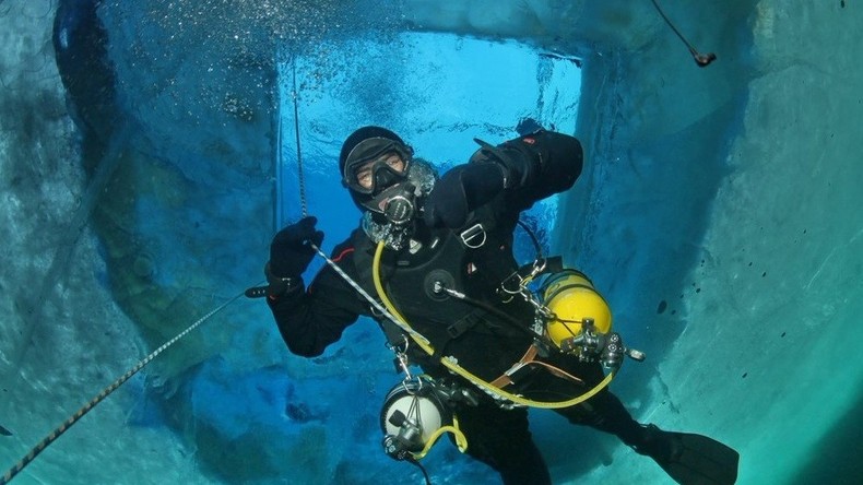Des plongeurs russes battent le record d’immersion sous la glace (VIDEO)