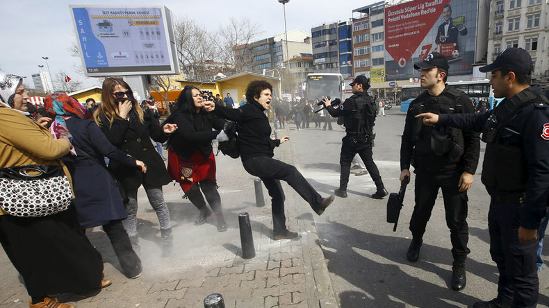La police turque disperse une manifestation de femmes à coups de balles en caoutchouc