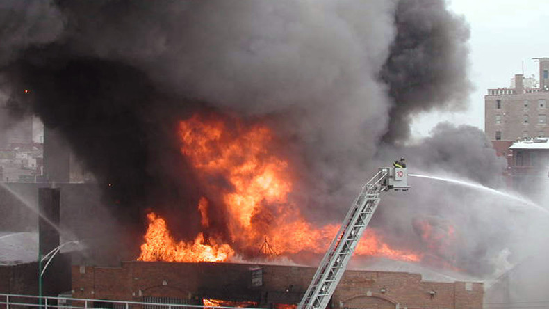 Etats-Unis : les flammes d'un énorme incendie à Chicago engloutissent le marché aux puces (VIDEO)