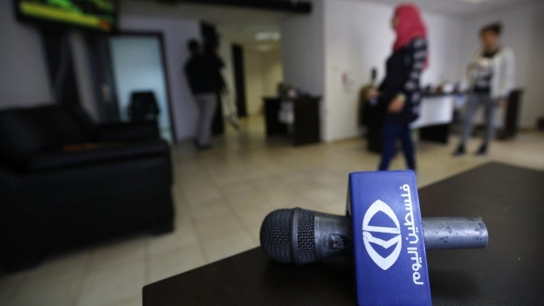 Suite à un raid musclé, Israël fait fermer la chaîne télé Palestine Today et arrête son directeur