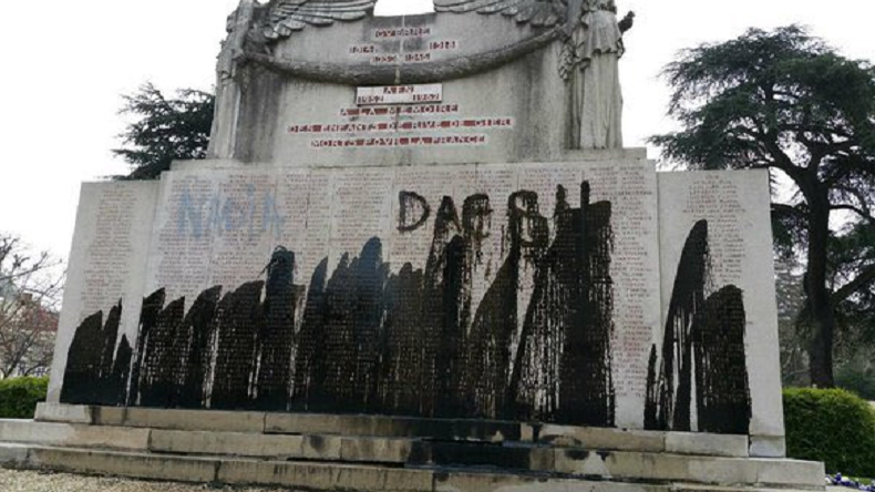 Loire : des inscriptions de Daesh sur un monument aux morts
