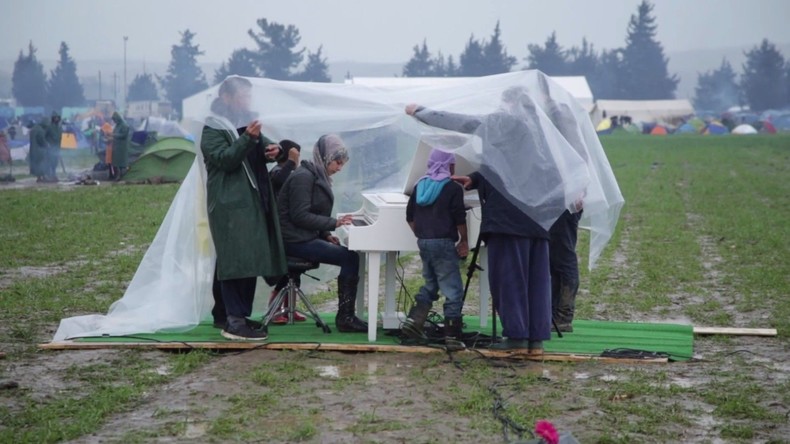 Concert émouvant d'une refugiée syrienne sous la pluie à la frontière gréco-macédonienne (VIDEO)
