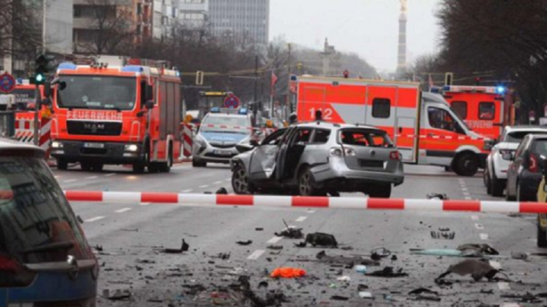 Une voiture explose en plein centre de Berlin et tue son conducteur (VIDEO)