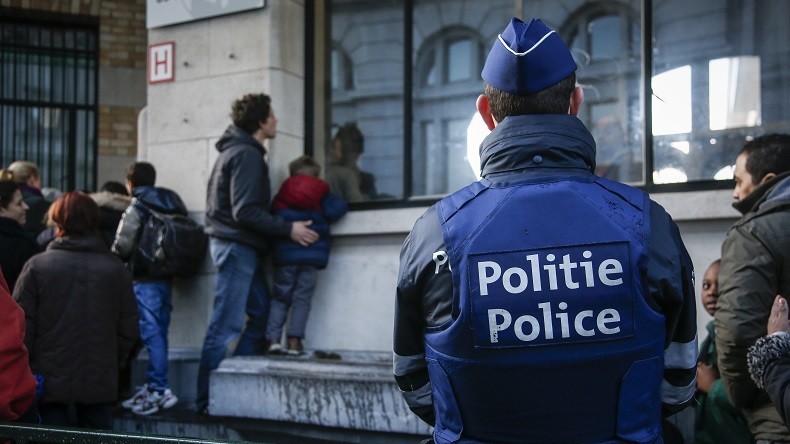 Trois policiers belges arrêtés pour avoir volé des migrants à Anvers