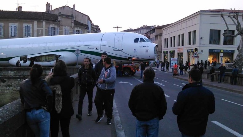 Un Airbus A320 a bloqué la circulation à Tarbes pendant plusieurs heures (PHOTOS)