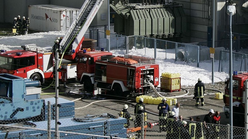 Des centaines de litres de produits chimiques et de la fumée s’échappent d’un entrepôt à Hambourg