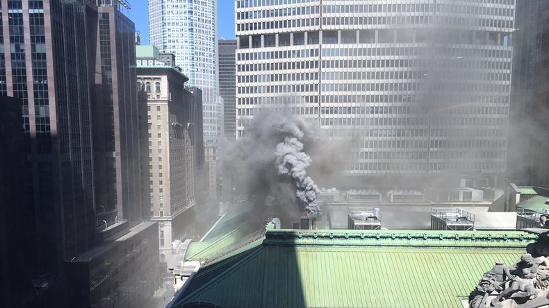 Une fumée épaisse s'échappe de la gare centrale de New York