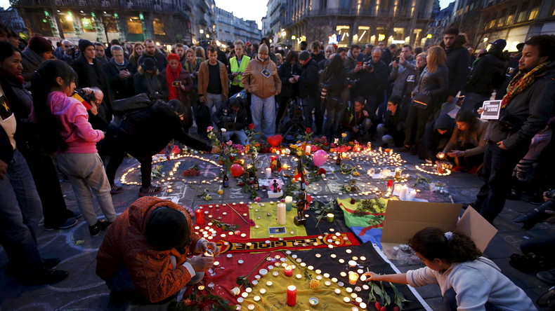 Vidéo panoramique : des dizaines de Bruxellois rassemblés pour honorer les victimes des attentats