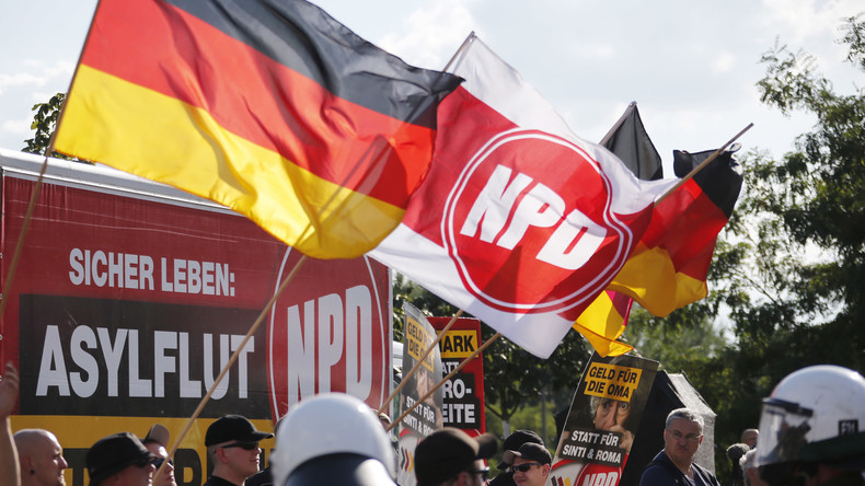 Le politicien néo-nazi sauvé d'un accident de la route par des réfugiés refuse de les remercier !