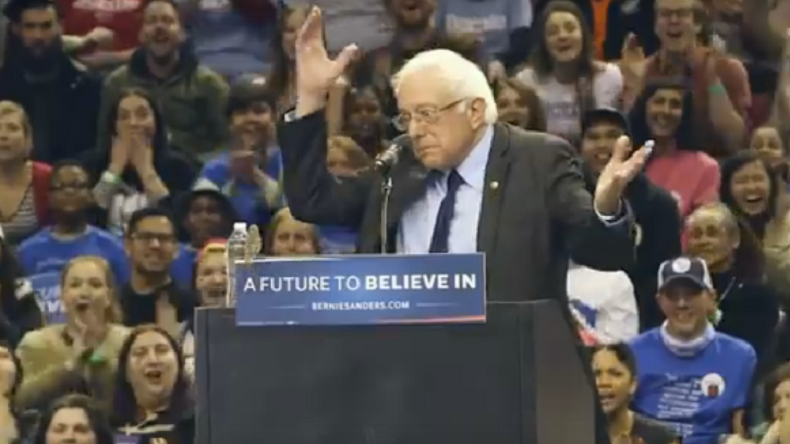 Un oiseau vole pendant quelques secondes la vedette à Bernie Sanders ! (VIDEO)
