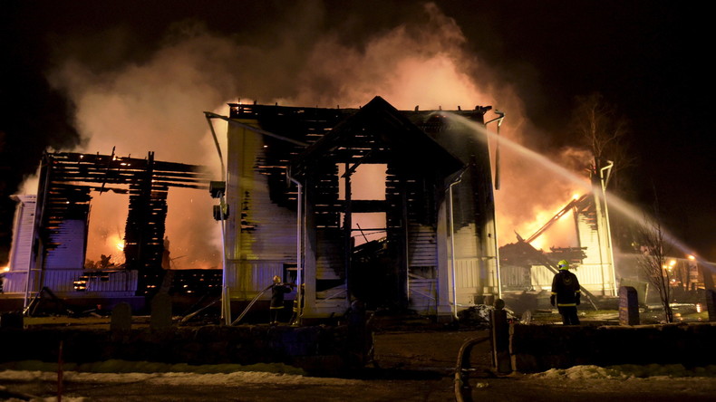 Finlande : une église du XVIIIe siècle ravagée par les flammes lors du week-end de Pâques (VIDEO)