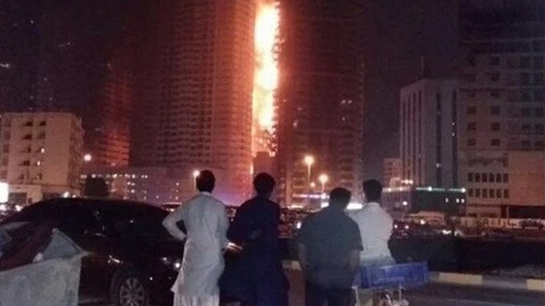 Un gratte-ciel en flammes aux Emirats arabes unis (VIDEO)