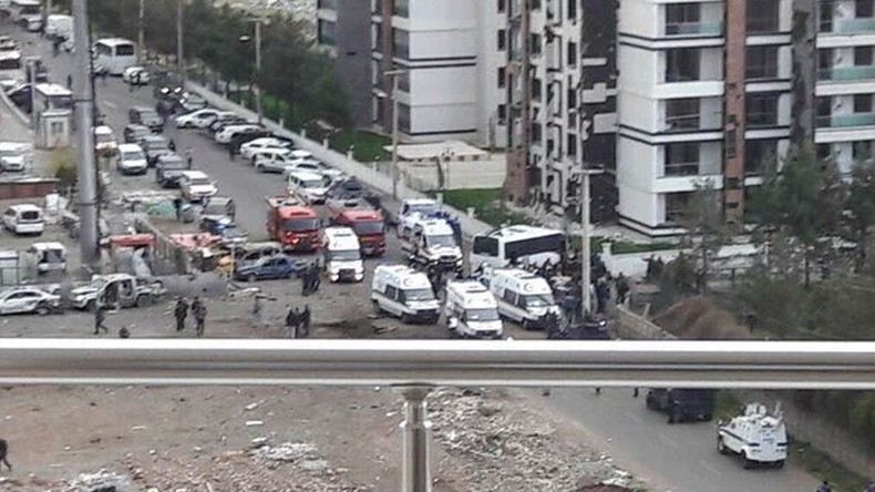 Sept morts et 20 blessés lors d’un attentat suicide sur un véhicule de police à Diyarbakir