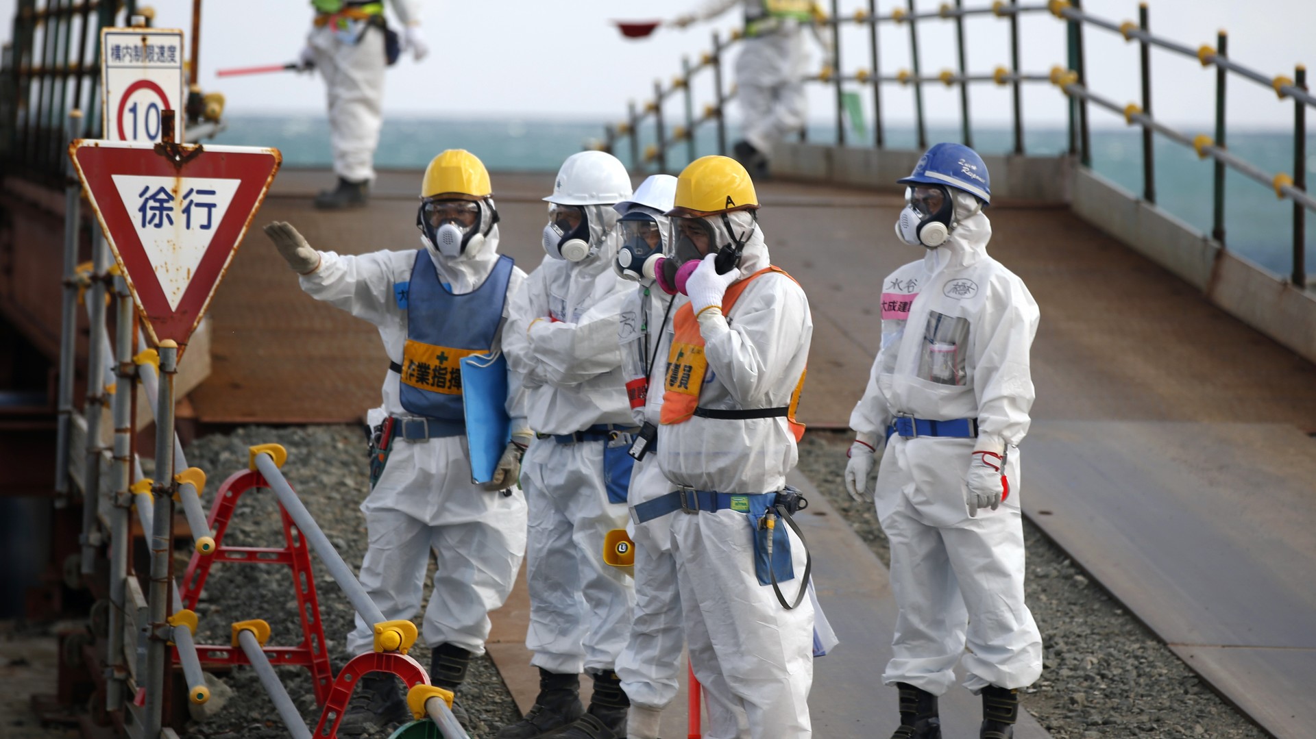 Аэс фукусима 1 2011. АЭС Фукусима-1. Фукусима 1 авария. Авария на АЭС Фукусима-1. АЭС Фукусима ЦУНАМИ.