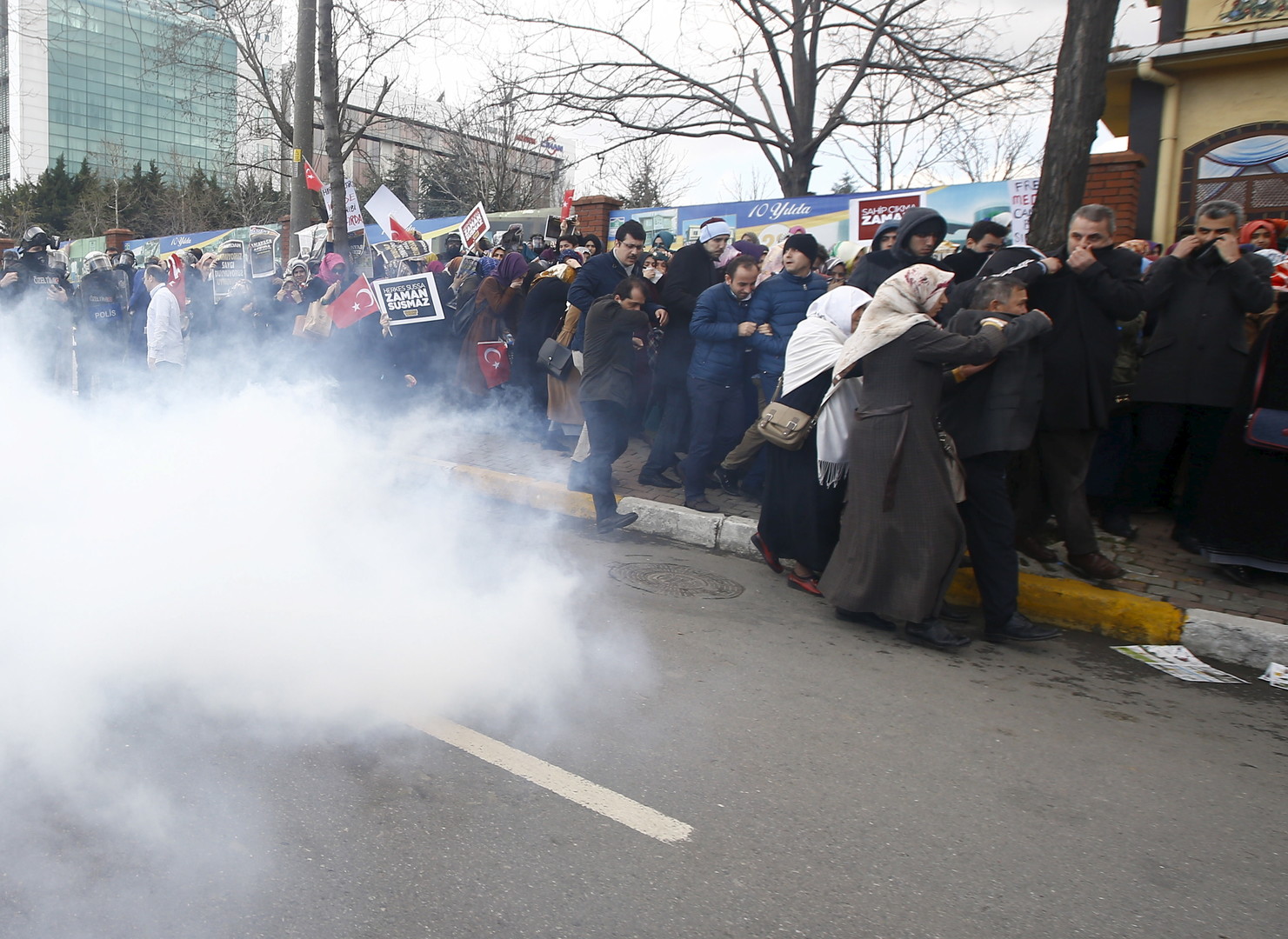 Manifestation pour la liberté de presse à Istanbul : la journaliste de RT victime de gaz lacrymogène