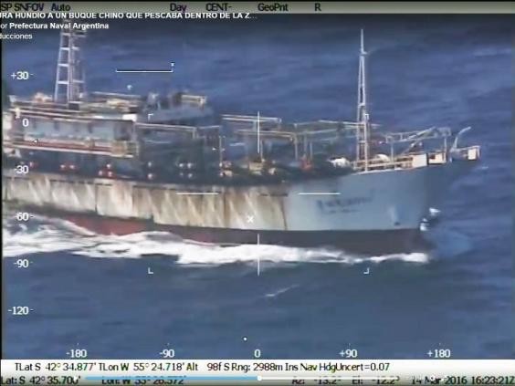 L’Argentine coule un navire chinois pour avoir «pêché illégalement» dans ses eaux (VIDEO)