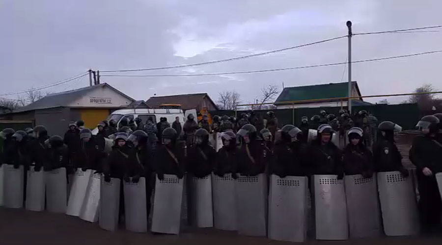 En Russie, 500 policiers viennent déloger un camp de Roms après une émeute (PHOTOS, VIDEOS CHOC)
