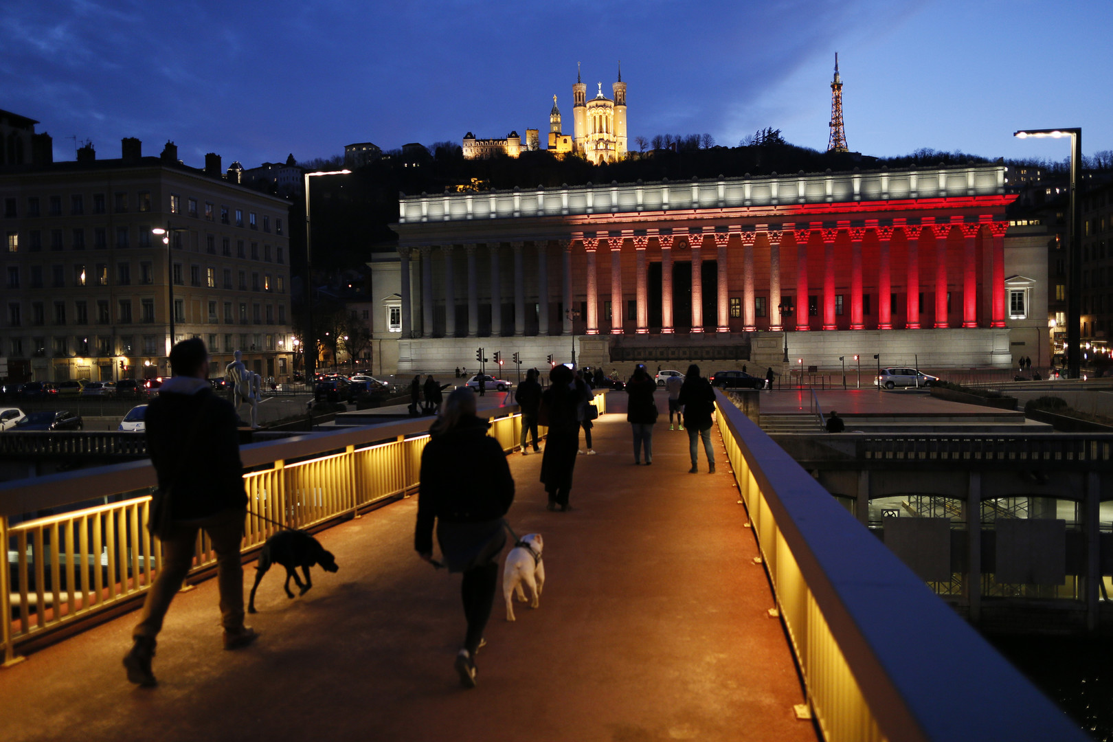 Les villes européennes aux couleurs belges en hommage aux victimes de Bruxelles (PHOTOS)