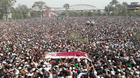 Pakistan : 100 000 personnes aux funérailles du meurtrier d'un gouverneur (VIDEOS, PHOTOS)